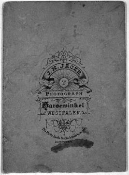 Fotoatelier Johann Hermann Jäger, Harsewinkel: Rückseite einer Fotografie auf Karton im "Carte de Visite"-Format 6 x 9 cm mit Signet des Fotografen - als Werbemaßnahme zur Verbreitung der Fotografie gebräuchlich zwischen 1860 und 1915.