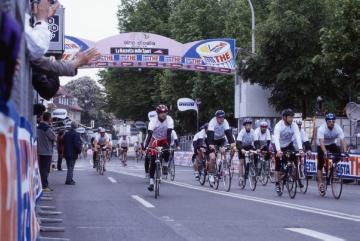 Erste Etappe des 85. Giro d`Italia von Groningen nach Münster: Einfahrt der Teilnehmer der "Special-Olympics" (Behindertensport)
