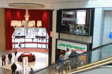 Innenansicht des Palais Vest in Recklinghausen, ein 2014 eröffnetes Shopping Center, welches für zeitgemäße urbane Umgestaltung und Aufwertung stehen soll
