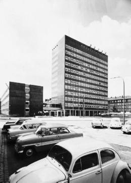Parkplatz am Ludgeriplatz mit Blick auf das Kreishaus (fertiggestellt 1964, Architekt H. Deilmann)