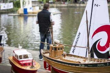 Modellbootregatta auf dem Mühlenteich Brochterbeck, veranstaltet vom Modellbauclub Brochterbeck alljährlich an Christi Himmelfahrt als Austauschbörse für Bootsmodellbauer aus der ganzen Region. Mai 2015.