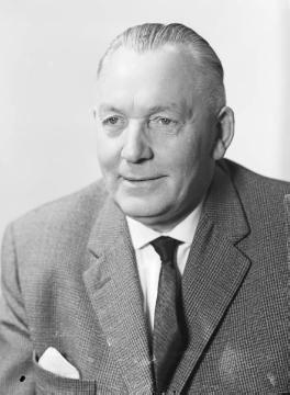 Prokurist Alfons Siepenkord, Betriebsleiter der Firma Gebrüder Class, heute Claas Landmaschinenfabrik (CLAAS KGaA mbH), Schwager von Dr. August Claas, Harsewinkel, 1950.