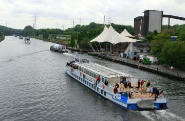 Kanalfest mit Schiffskorso auf dem Rhein-Herne-Kanal bei Gelsenkirchen Höhe Nordstern-Park, 2016.
