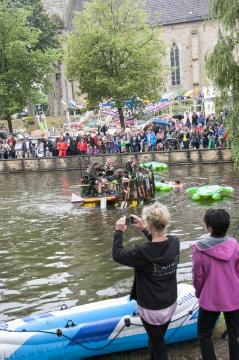 Juxboot-Regatta auf dem Mühlenteich in Brochterbeck, ein Höhepunkt der alljährlichen Sommerkirmes im Dorfzentrum, Juli 2015 - im Bild rechts: die amtierende Schützenköniging Ilona Lürwer.