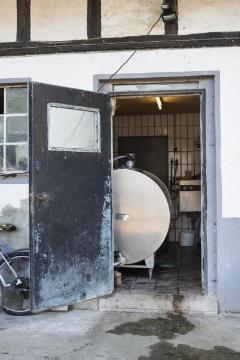 Hof Bieke in Bonzel: 1650 Liter-Milchkühltank, alle drei Tage bereitgestellt zur Entleerung durch eine namhafte Molkerei. Betrieb Michael Bieke, Milchproduktion und Milchviehzucht, Lennestadt-Bonzel, "Am Wasser", November 2014.