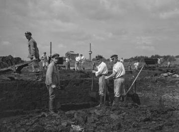 Straßenbau durch den Freiwilligen Arbeitsdienst im Weißen Venn bei Velen, Juli 1934.