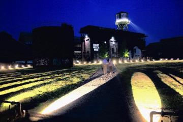 Westpark Bochum an der Jahrhunderthalle: Lichtinstallation des Künstlers Rafael Lozano-Hemmer anlässlich der Ruhrtriennale 2012