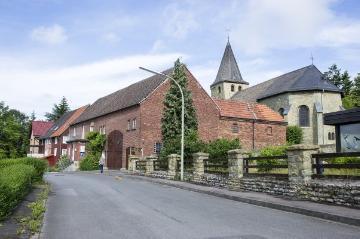 Dorfzentrum Borgeln mit ev. Pfarrkirche: Kirchturm von 1050, ursprüngliche Basilika von 1150/1180, Umbau zur Hallenkirche um 1712. Ansicht von der Diedrich-Düllmann-Straße aus im Juni 2016.