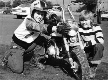Jungen mit Honda-Motorrad auf der Festwiese Widumer Straße in Castrop-Rauxel, um 1980.
