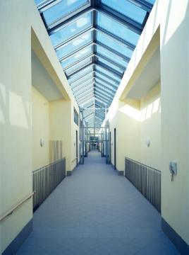 Löchter-Schule, Westfälische Schule für Körperbehinderte, Lasthausstraße 8: Flurtrakt mit Glasdach