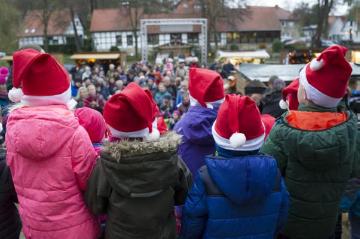 Nikolausfest des Familienzentrums St. Peter und Paul in Brochterbeck, 1. Advent 2015: Zum Auftakt ein Singvortrag der Kinder. Heinz Lienkamp-Platz an der St. Peter und Paul-Kirche.