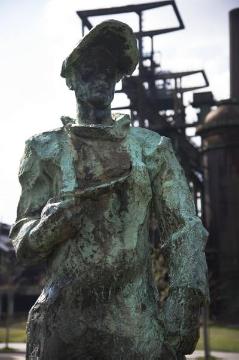 "Hüttenmann" - Denkmal zur Ehren der Stahlwerker am ehemaligen Hochofenwerk Phoenix-West in Dortmund-Hörde (Phoenix-Platz) - stillgelegt 1998, heute Industriedenkmal.