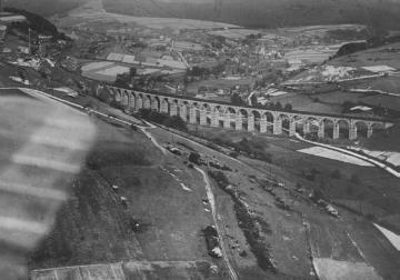 Eisenbahnvidadukt Altenbeken mit Blick über die Stadt, Luftbild, um 1930?