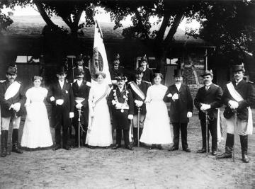 Bauernschützengesellschaft Harsewinkel um 1905: Schützenkönig Karl Bunte und Schützenkönigin Maria Quiel mit Hofstaat.