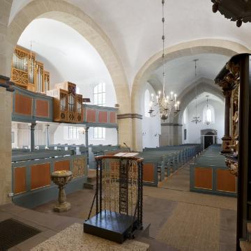 Ev. Pfarrkirche Petershagen-Windheim, Romanik, 13. Jh.: Kirchenschiff mit Blick zur Orgel. Vorn: Schmiedeeisernes Lesepult und Taufstein. Juni 2016.