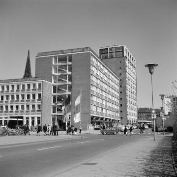 Hochhausgebäude der Stadtverwaltung in der Heinrich-Brüning-Straße, erbaut 1957/61