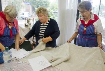 Besuch im Spinn- und Handarbeitskreis des Heimatvereins Brochterbeck, August 2015: Die Damen prüfen eine Stickanleitung.