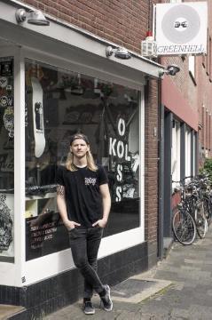 Markus Koch, Geschäftsführer des "Black Heaven Underground Skateboardshop" in Münster und Begründer der Skateboard-Marke "Koloss" - hier vor seinem Geschäftslokal an der Winkelstraße, geführt in Ladengemeinschaft mit "Green Hell Records", Münsters Mailorder-Plattenladen für die Punk- und Heavy Metal-Szene.