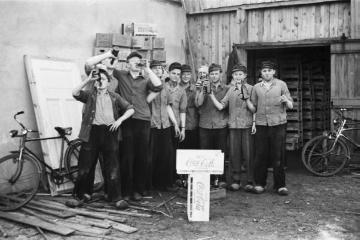 Kistenfabrik Cluse in der Bröksterstegge: Arbeiter mit Coca-Cola-Kisten
