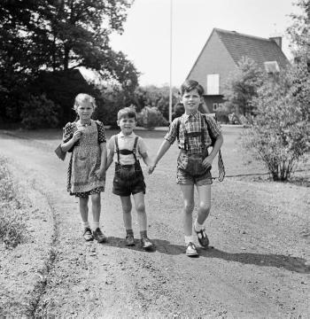 Kinder der Familie Hermann Becker auf dem Schulweg