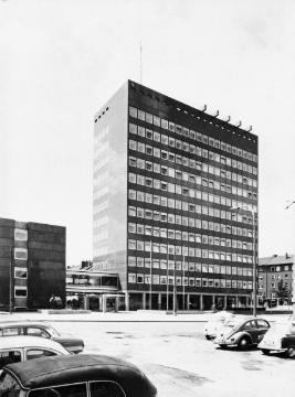 Kreishaus mit Parkplatz am Ludgeriplatz (Bj. 1961-1964, Architekt: Harald Deilmann)
