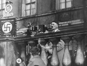 Adolf Hitler bei einer Rede (verm. am 4. April 1932 im Berliner Lustgarten zur Reichspräsidentenwahl)