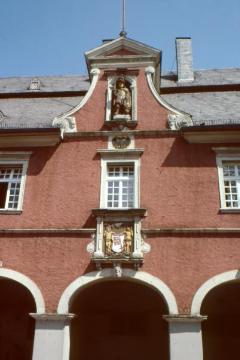 Rathaus, erbaut 1713-18: Frontgiebel mit Stadtwappen und Stadtpatron St. Patroklus über dem Mittelbogen