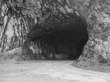 Eingang zur Balver Höhle, Apr. 1927.