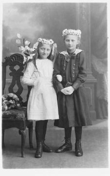 Maria und Katharina Vorjohann, Töchter des Böttchers Christoph Vorjohann aus Harsewinkel, undatiert, um 1910? Atelier Jäger, Harsewinkel.