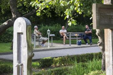 Der Boule-Club in Brochterbeck: Abendliches Treffen im August 2015 zum Spiel auf der Boulebahn im Bürgergarten am Dorfplatz, in ehrenamtlicher Arbeit angelegt von den Dorfbewohnern im Jahr 2011.