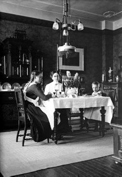 Dr. Joseph Schäfer, Familie: Gattin Maria Schäfer mit Tochter Maria und Sohn Hans-Joachim im Esszimmer der Wohnung Halterner Straße 9, Recklinghausen, 1916