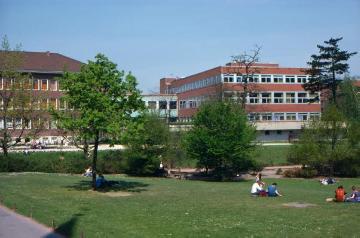 Grünanlagen der Aa mit Blick zur Bibliothek der Westfälischen Wilhelms-Universität