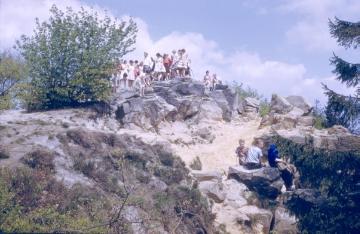 Jugendgruppe auf den Klippen der Velmertot, Nahtstelle zwischen Eggegebirge und Teutoburger Wald
