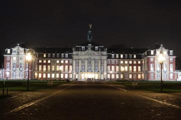 Das Residenzschloss, Hauptfront: Gesamtansicht mit Vorplatz bei Nacht - Barockbau von Johann Conrad Schlaun, Bj. 1767-1787, seit 1954 Westfälische Wilhelms-Universität