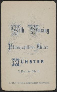 Fotoatelier Wilhelm Welsing, Münster, Bergstraße: Rückseite einer Fotografie auf Karton im "Carte de Visite"-Format 6 x 9 cm mit Signet des Fotografen - als Werbemaßnahme zur Verbreitung der Fotografie gebräuchlich zwischen 1860 und 1915.