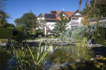 Hotelerie in Brochterbeck: Wellness-Hotel "Teutoburger Wald", Im Bocketal 2 - Blick in den idyllischen Hotelgarten mit Teich.