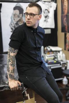 Tobias Tietchen, Designer und Tätowierer aus Hamburg, an seinem Stand auf dem alljährlichen "Starfire Tattoo Weekend" in der Stadthalle Münster-Hiltrup.