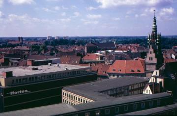 Blick vom Hochhaus der Stadtverwaltung auf den Stadthausturm und Kaufhaus Horten