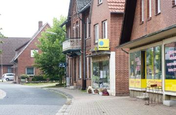 Windheim Dorfzentrum: Geschäfte in der Weserstraße. August 2015.