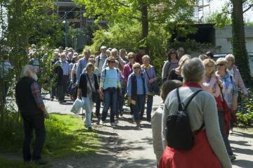 Besucher auf dem Weg zur Eröffnung des Jakobsweges von Bielefeld nach Wesel am 8. Mai 2015 in Telgte