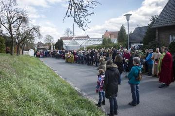 Karfreitagsprozession der Heilig Kreuz-Gemeinde Brochterbeck: Darbietungen einer Kindergruppe während des Dorfgangs. April 2015.