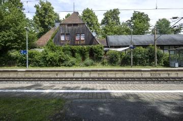 Ehemaliger Bahnhof Welver-Borgeln an der Strecke Hamm-Soest, erbaut 1914 - in den 1980er Jahren erworben vom Künstler Johannes Kimmel-Groß und umgebaut zum Wohnhaus mit Atelier in der ehemaligen Güterhalle. Juni 2016.