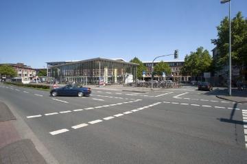 Hauptbahnhof Münster, Juli 2014: Bahnhofstraße und Berliner Platz mit gläsernem Fahrrad-Parkhaus (Bj. 1999). Ansicht kurz vor dem Abriss der Bahnhofshalle Ende 2014, erbaut in den 1950er Jahren, Neubau ab 2015.
