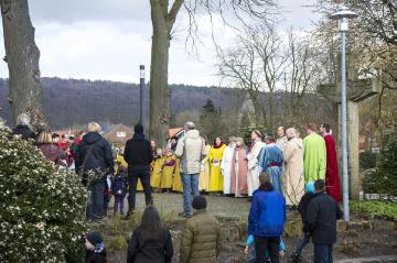 Karfreitagsprozession der Heilig Kreuz-Gemeinde in Brochterbeck, April 2015 - Ende des Prozessionsganges an der St. Peter und Paul-Kirche.
