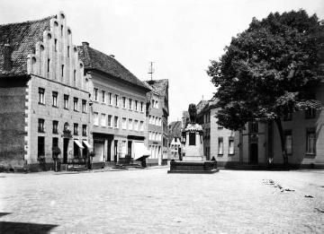Kriegerdenkmal mit Löwenskupltur auf dem Marktplatz vor dem Rathaus, um 1935?