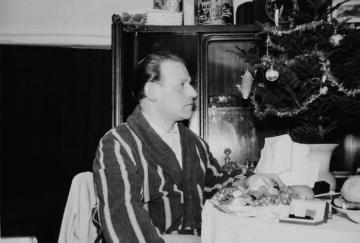 Firma Radio Neufelder - die Familie Weihnachten 1958: Inhaber Bruno Neufelder "im neuen Bademantel!" bei der Bescherung, aufgenommen in der Behelfswohnung hinter seinem Ladengeschäft Warendorfer Straße 71