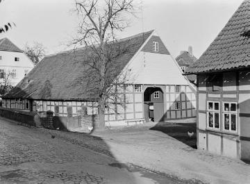 Ortskern Enger, Fachwerk-Deelenhaus [Ackerbürgerhaus?] nahe der ev. Pfarrkirche. Undatiert, 1940er Jahre?