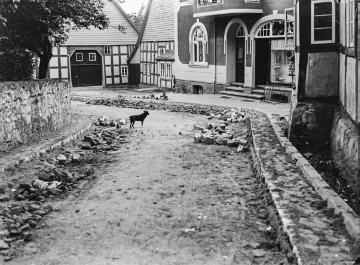 Enger, Haus Budde (links), Mathildenstraße - Wohnhaus des Fotografen Reinhold Budde, später Standort einer Tiefgarage. Daneben: Haus Kolten und Haus Vinkemüller. Undatiert, 1940er Jahre?