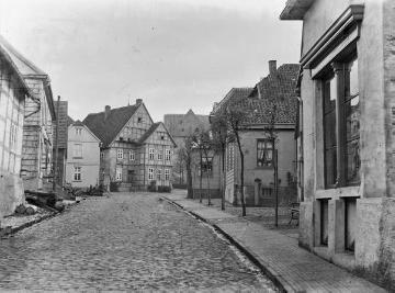 Ortskern Enger, Burgstrasse, im Hintergrund die Stiftskirche, (Fachwerkhaus in der Bildmitte heute Sonnenapotheke) Undatiert, 1940er Jahre?
