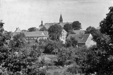 Ortskern Enger mit ev. Pfarrkirche (Stiftskirche), Pfarrhaus und Haus Banze - Ansicht von Süden aus Richtung Maiwiese. Undatiert, 1940er Jahre?
